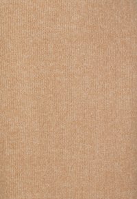 Beige ribbat tyg med en mjuk textur, som har vertikala linjer och en subtil lyster. Lämplig för kläder eller stoppning.