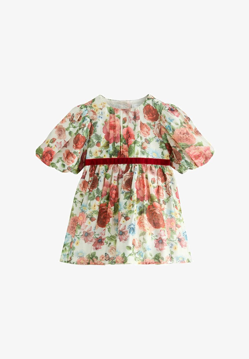 Børnedragt med kortærmet kjole med rød, pink og blå blomsterprint, plisseret forside og rødt velourbånd i taljen.