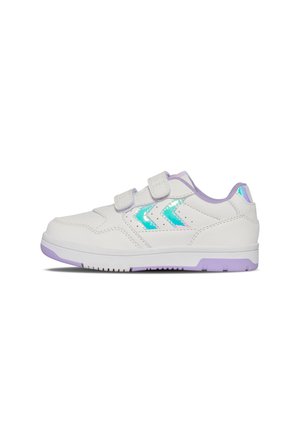 Weiße Sneaker mit lila Akzenten, aus künstlichem Material, zwei Klettverschlüssen und schillerndem Chevron-Design an der Seite. Flache Sohle.