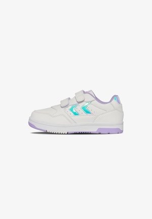 Witte sneakers met paarse accenten, synthetisch materiaal, twee klittenbandsluitingen en een iriserend chevronontwerp aan de zijkant. Platte zool.
