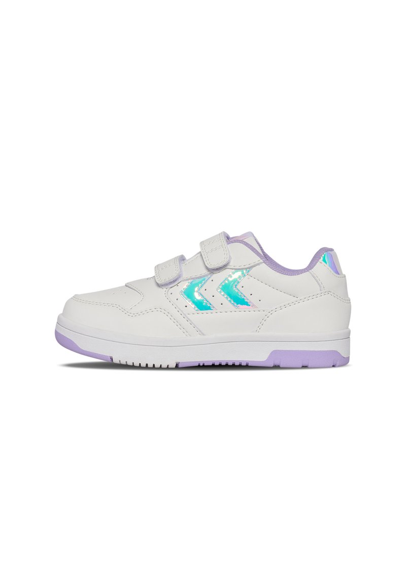 Białe sneakersy z purpurowymi akcentami, wykonane z materiału syntetycznego, z dwoma paskami na rzepy oraz iryzującym wzorem w zygzak po bokach. Płaska podeszwa.