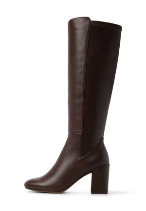 Botte haute en cuir brun foncé avec un bout arrondi et un talon bloc haut, vue de côté sur fond blanc.