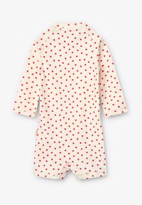 Hvit rompers med lange ermer, med et mønster av små røde hjerter. Stoffet er mykt med en glatt tekstur og inkluderer en krage.