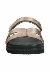 Gouden metallic sandaal met twee brede bandjes, open teen design en een zwarte rubberen zool. Gladde textuur met uitsnijdingen.