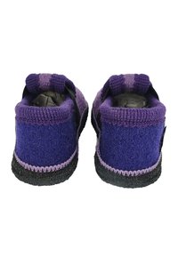 Paars vilt pantoffels met zwarte rubberen zolen. Heeft een gestructureerd oppervlak en contrasterend paarse stiknaden langs de rand. Achteraanzicht weergegeven.