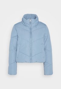 Zkrácená péřová bunda světle modré barvy, s vysokým límcem, předním zipem a bočními kapsami s diagonálně prošívanými detaily.