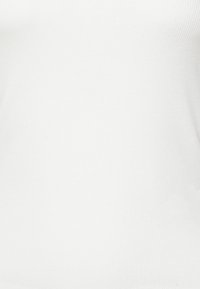Top in cotone bianco a costine, con scollatura rotonda e silhouette aderente, realizzato in un tessuto elasticizzato. Nessun motivo o design visibile.