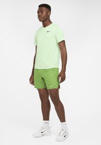Nike Performance TOP - Spordi T-särk - vapor green/black