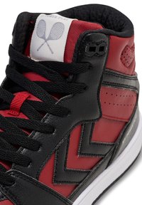 Høje sneakers i rød og sort læder med grå accenter, tekstureret overdel, sorte snørebånd og et logo på tungen.