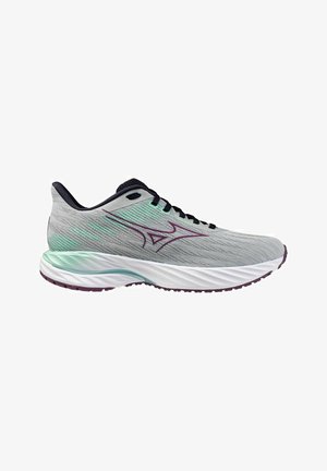 Chaussure de course légère avec une tige en maille grisâtre, des accents violets et une semelle blanche rembourrée. Design de surface texturé pour plus de flexibilité.