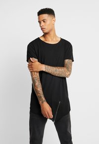 Urban Classics - LONG OPEN EDGE FRONT ZIP TEE - T-shirt med print - black Miniatyrbild 1