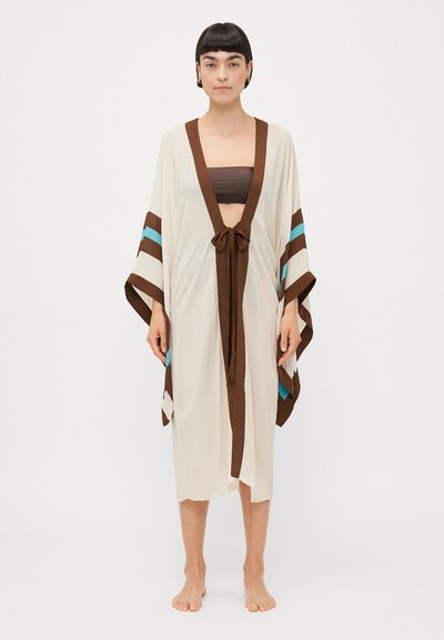 Cremfarbener Kimono mit braunen Akzenten, mit türkisfarbenen und braunen Streifen an den Ärmeln. Bindeband in der Taille, fließendes Design, leichtes Material.