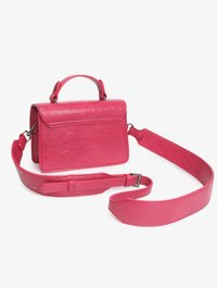 Liten ljusrosa läder crossbody-väska med handtag upptill, lockstängning och justerbar axelrem på vit bakgrund.