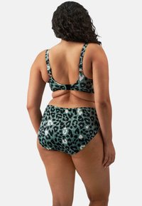 Zwart en groen luipaardprint bikini met verstelbare bandjes en haaksluiting op de rug, met een hoog uitgesneden onderstuk.