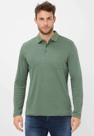 Langärmliges Poloshirt aus muted green Stoff, mit umgeschlagenem Kragen, einer Drei-Knopf-Leiste und einer Brusttasche mit genähten Details.