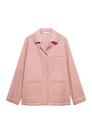 Chaqueta rosa de botonadura hecha de tejido texturizado, con un cuello chal, mangas largas y dos bolsillos de parche en la parte frontal.