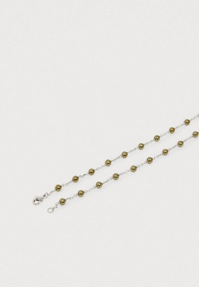 Náhrdelník z olivovo zelených korálok s strieborným reťazcom, ktorý obsahuje striedajúce sa guľaté korálky a karabínkovú sponu pre bezpečné zapínanie.