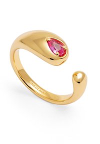 Anello d'oro con un design liscio e curvato, caratterizzato da una pietra preziosa rosa a forma di pera incastonata in una montatura. Accenti testurizzati sulla fascia.