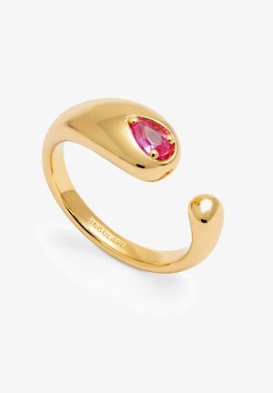 Złota pierścionek o gładkim, zaokrąglonym wzorze, z gruszkowato ukształtowanym różowym kamieniem osadzonym w obręczy. Teksturowane akcenty na pasku.