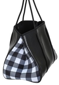 Borsa tote nera in materiale sintetico con texture perforata, caratterizzata da un motivo a quadretti blu e bianchi su un lato. Lunghi manici neri per il trasporto.
