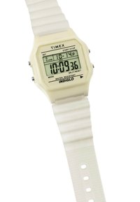 Witte digitale horloge met een octagonale behuizing, een licht crème LCD-display en een geribbeld siliconen band. Kenmerken zijn onder andere een Indiglo-verlichting en waterbestendigheid.