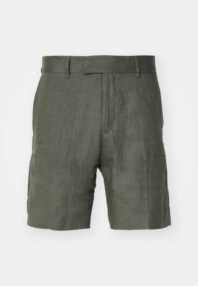 Alyvuogių žalios spalvos lininiai šortai su struktūrizuotu juosmeniu, lygia priekyje ir šoninėmis kišenėmis. Tekstūruotas audinys, laisvas kirpimas, pasiekia vidurinę šlaunies dalį.