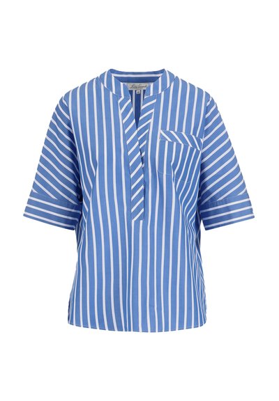 Chemise bleue à manches courtes avec des rayures blanches verticales, col mandarin, encolure en V et poche poitrine à rayures diagonales.