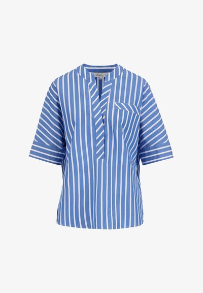Chemise bleue à manches courtes avec des rayures blanches verticales, col mandarin, encolure en V et poche poitrine à rayures diagonales.