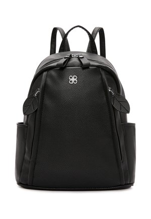 Zaino in pelle nera testurizzata con doppi cerniere superiori, due tasche laterali, spallacci regolabili e un piccolo logo argento sul davanti.