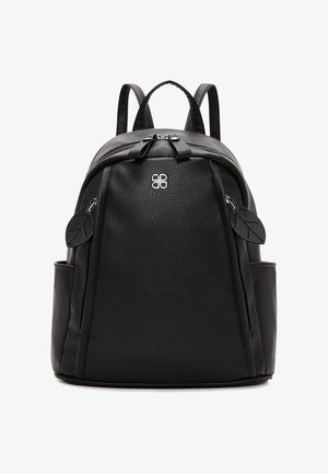 Sac à dos en cuir noir texturé avec deux fermetures éclair supérieures, deux poches latérales, bretelles réglables et un petit logo argenté sur le devant.