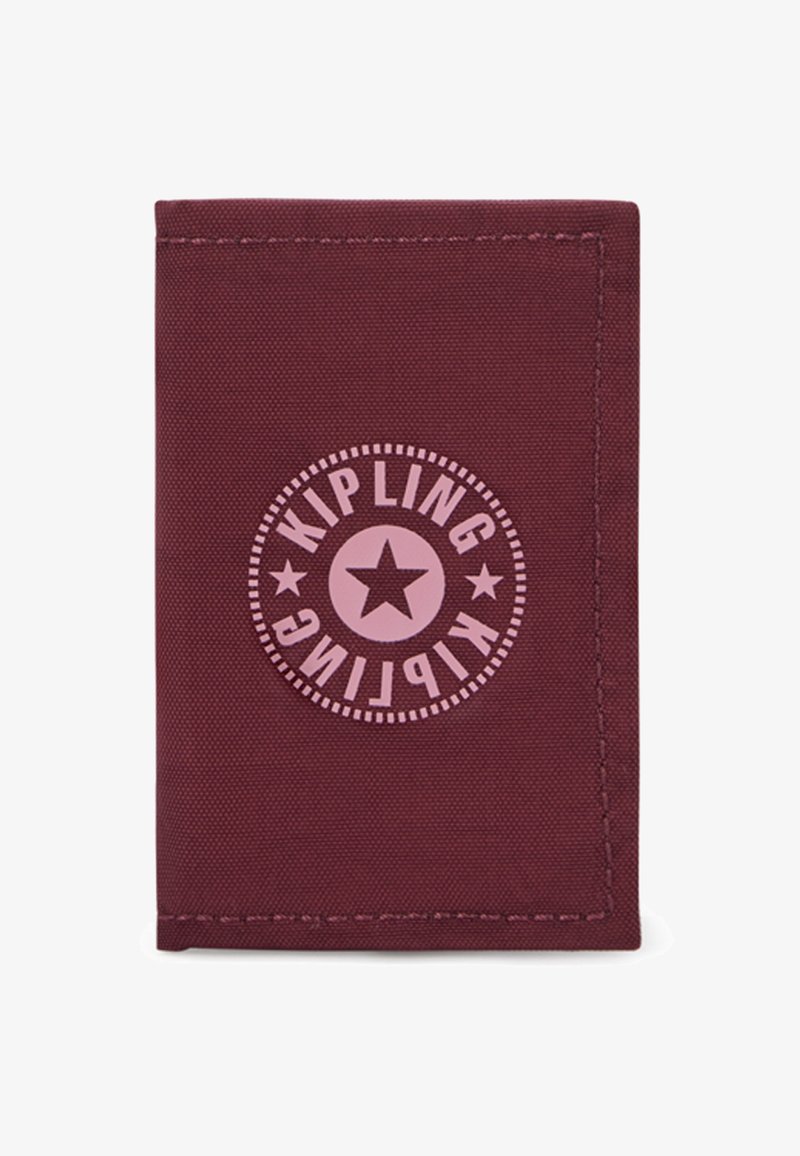 Portefeuille en tissu bordeaux avec une finition texturée, présentant un logo circulaire avec une étoile rose et le texte "KIPLING" dans des couleurs contrastées.