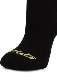 Zwarte sok met ribbeltextuur en een versterkte teen, met een neongele logo gedrukt aan de zijkant.