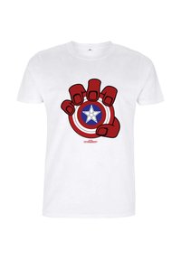 Hvid t-shirt med et grafisk motiv af en rød hånd, der griber fat om et cirkulært skjold med en blå stjerne, røde og hvide koncentriske ringe samt sorte konturer.