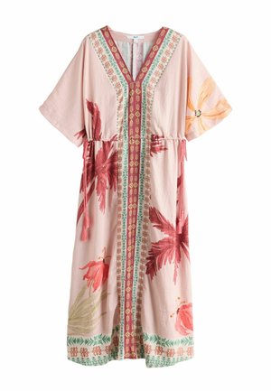 Lyserød kjole med korte ærmer, dyb V-udskæring, blomsterprint i rødt og orange samt mønstrede lodrette og vandrette kanter med grønne og gyldne accenter.