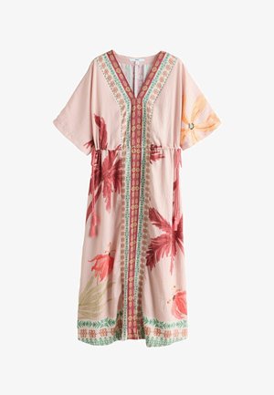 Hellrosa Kleid mit kurzen Ärmeln, tiefem V-Ausschnitt, Blumenmustern in Rot und Orange sowie gemusterten vertikalen und horizontalen Bordüren mit grünen und goldenen Akzenten.