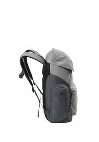 Zaino grigio con parte superiore arrotondata, spallacci imbottiti, tasca frontale e schienale in rete. Realizzato in tessuto resistente con una superficie liscia.