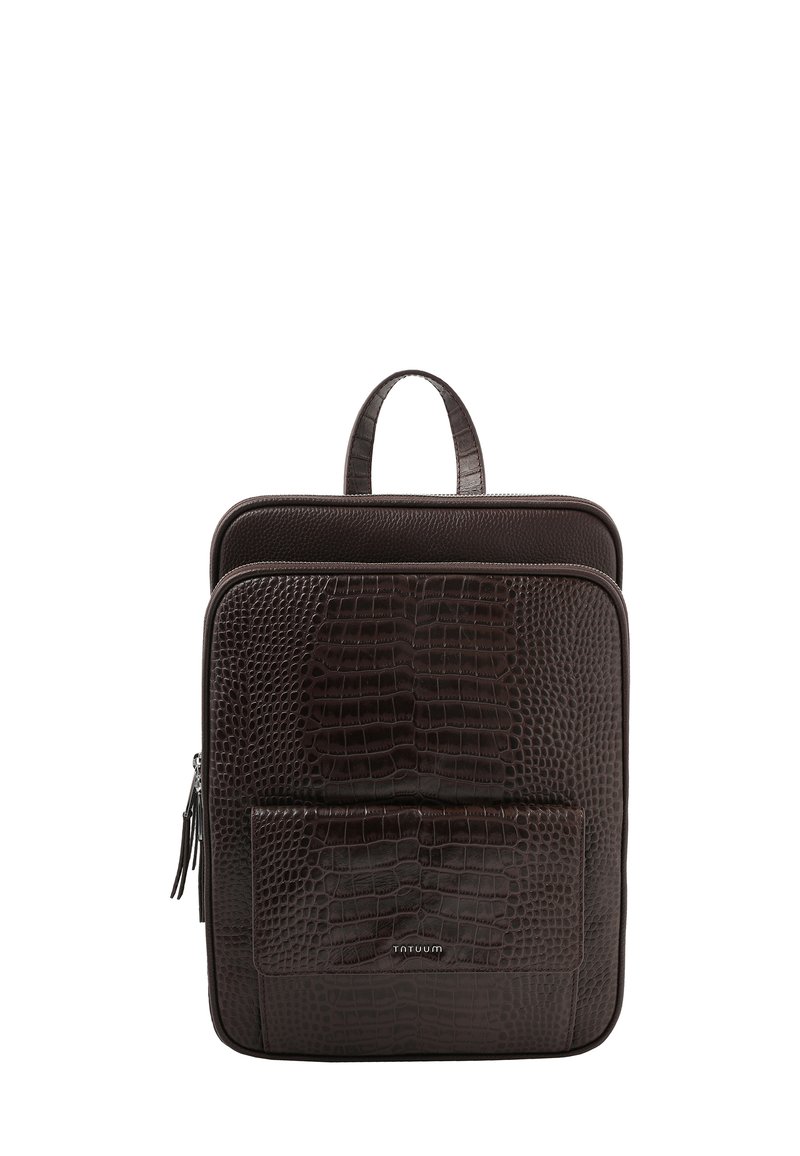 Sötétbarna krokodilmintás bőr hátizsák első zsebbel, felső fogantyúval és minimalista dizájnnal. Cipzáras záródás és visszafogott márkajelzés jellemzi.