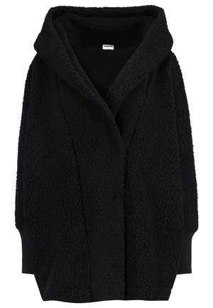 Giacca nera con cappuccio in morbido pile, con apertura frontale, caratterizzata da un tessuto texture e polsini a costine. Senza chiusure visibili né motivi.