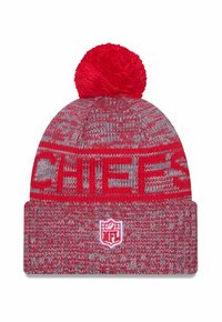Berretto lavorato a maglia rosso e grigio con pompon in cima, con la scritta "CHIEFS" e una toppa con il logo NFL sulla parte frontale.
