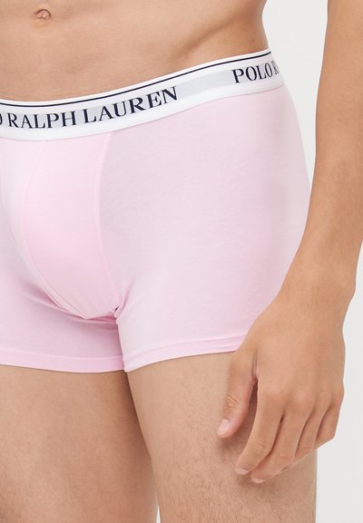 Roza bombažna bokser hlače z belim pasom, na katerem je v modri barvi napis "POLO RALPH LAUREN". Gladka tekstura, prilegajoč kroj.