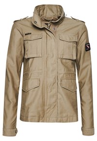 Beige militær-inspireret jakke med høj krave, fire forlommer, knapdetaljer og skulderklaffer, lavet af struktureret stof.