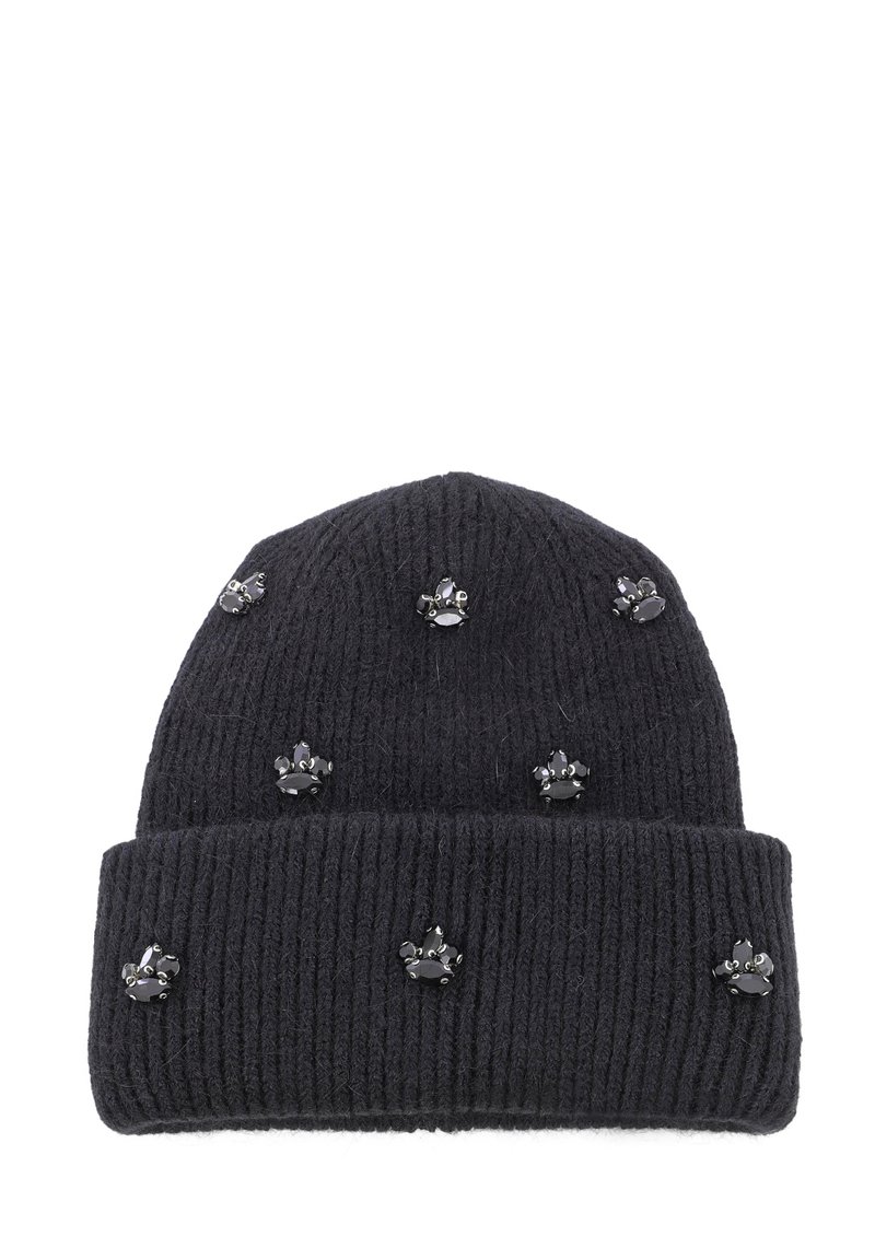 Berretto in maglia nera con texture a coste, impreziosito da sei decorazioni a forma di impronta di zampa in argento sparse sulla superficie.