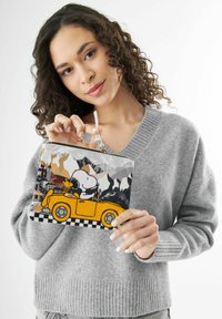 Ritssluiting tas met Snoopy in een gele auto tegen een bergachtergrond. Gemaakt van stof, met een geblokte rand en levendige kleuren.