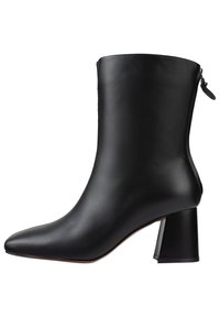 Bottine noire en cuir lisse, dotée d'un bout pointu et d'un talon carré. Fermeture éclair latérale pour un enfilage facile et un design sans coutures.