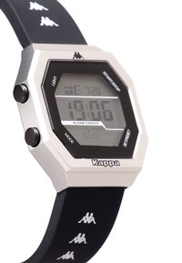 Reloj digital con una caja octogonal plateada, pantalla negra y correa de silicona negra con logotipos blancos de Kappa. Dos botones laterales para funcionalidad.