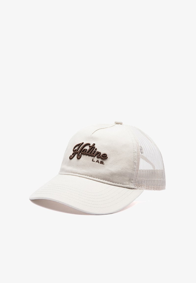 Casquette de baseball blanc cassé avec "Hatline LAB." brodé en marron sur l'avant et panneaux en maille à l'arrière et sur les côtés pour la ventilation.