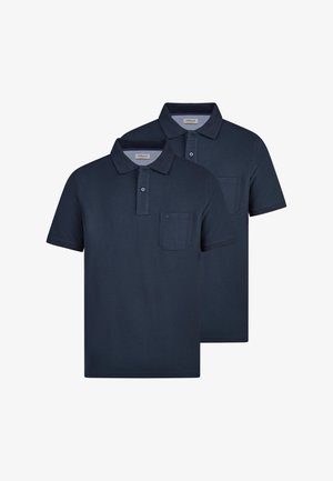 Dwie granatowe koszulki polo z krótkim rękawem, kołnierzykami, listwami na guziki i kieszeniami na piersi, prezentowane na białym tle.