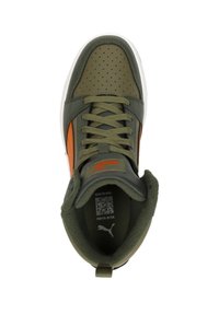 Sneakers w kolorze oliwkowej zieleni ze wnętrzem w pomarańczowych akcentach, perforowanym wzorem, wyściółką przy kołnierzu, płaskimi sznurówkami i białą gumową podeszwą. Zawiera kod QR wewnątrz.