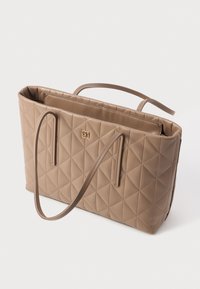 Rjava kviltana torba iz sintetičnega materiala, ki ima dvojne naramnice, zapiranje na zadrgo in zlat logo.