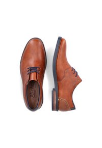 Chaussures en cuir marron avec une texture lisse, à lacets, avec des lacets bleus contrastés et un léger talon. Coutures visibles.